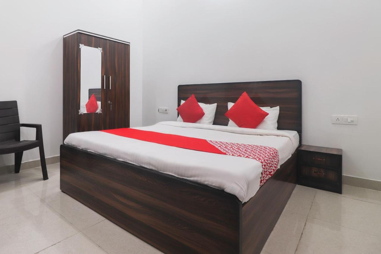 Oyo 67215 Shri Hit Radha Bhawan Hotel Vrindāvan Esterno foto
