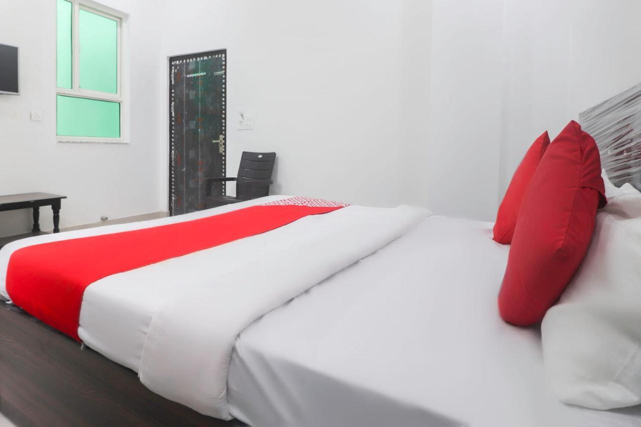 Oyo 67215 Shri Hit Radha Bhawan Hotel Vrindāvan Esterno foto