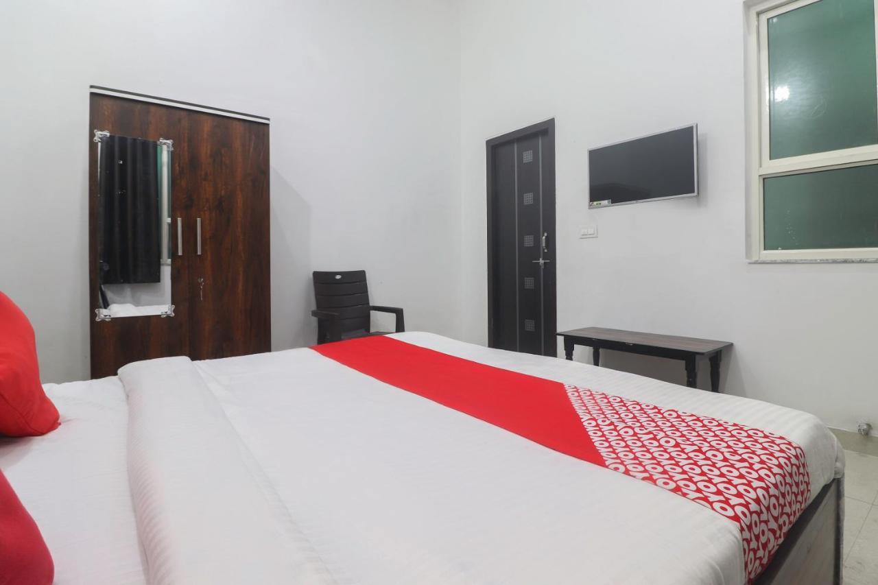 Oyo 67215 Shri Hit Radha Bhawan Hotel Vrindāvan Esterno foto