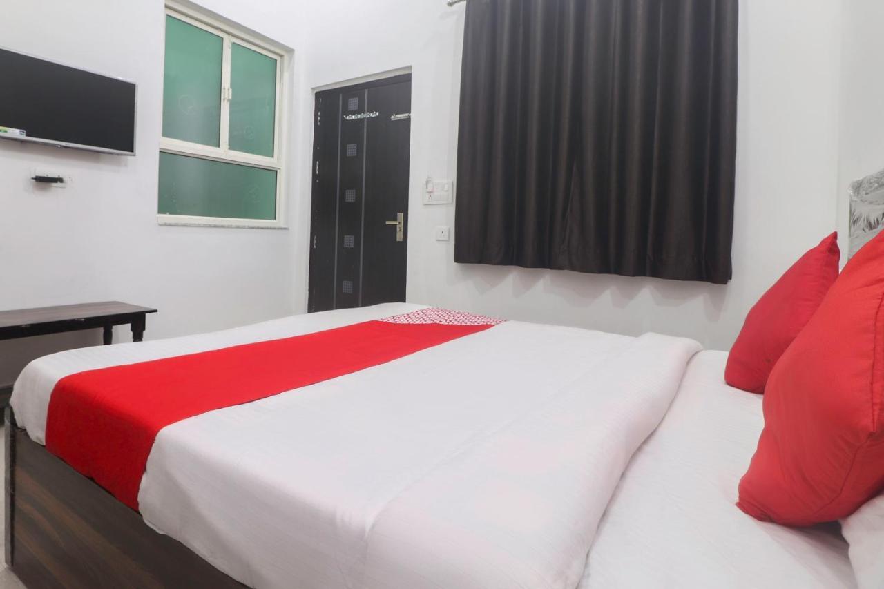 Oyo 67215 Shri Hit Radha Bhawan Hotel Vrindāvan Esterno foto