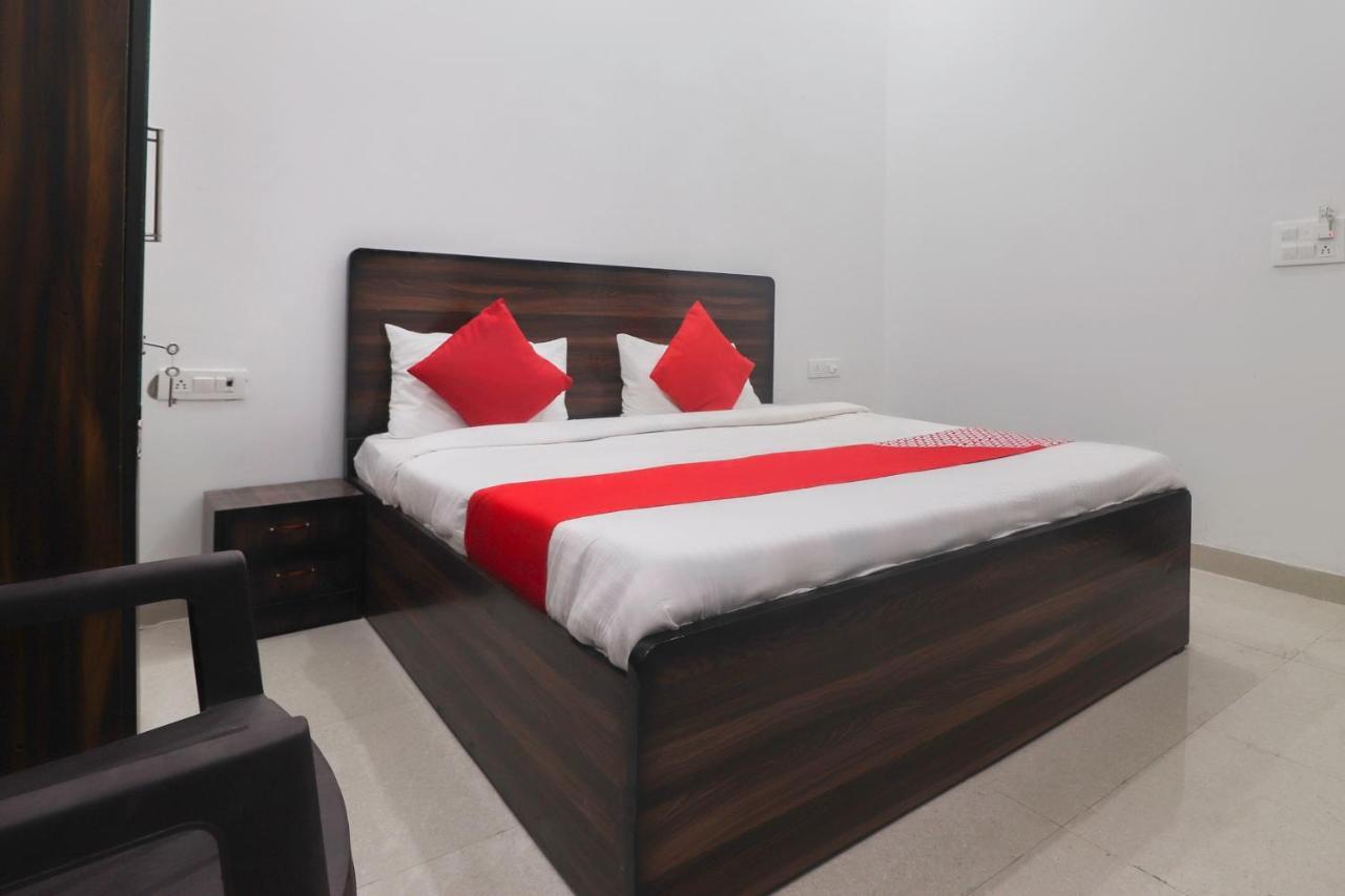 Oyo 67215 Shri Hit Radha Bhawan Hotel Vrindāvan Esterno foto