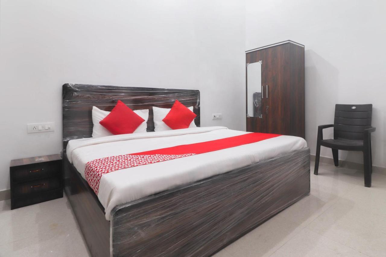 Oyo 67215 Shri Hit Radha Bhawan Hotel Vrindāvan Esterno foto